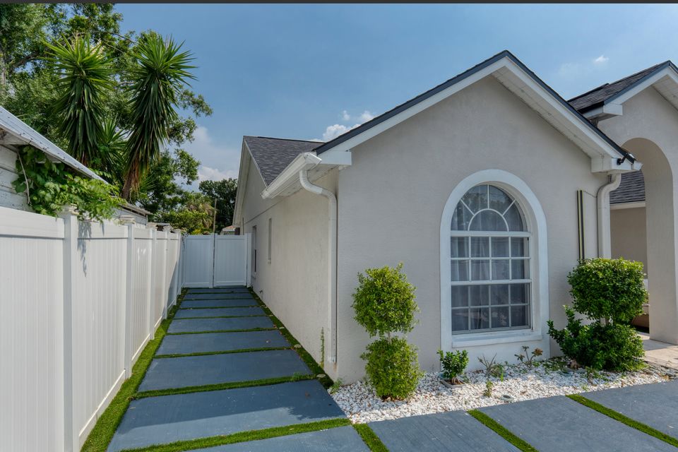 Exterior del dúplex con palmeras y pasillo privado