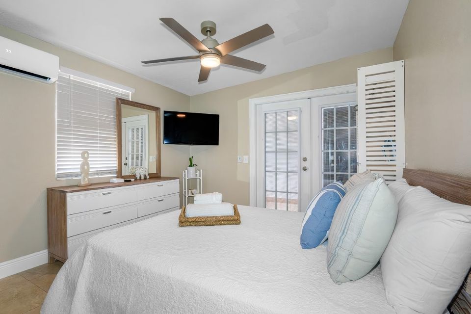 Habitación con cama queen y puertas francesas