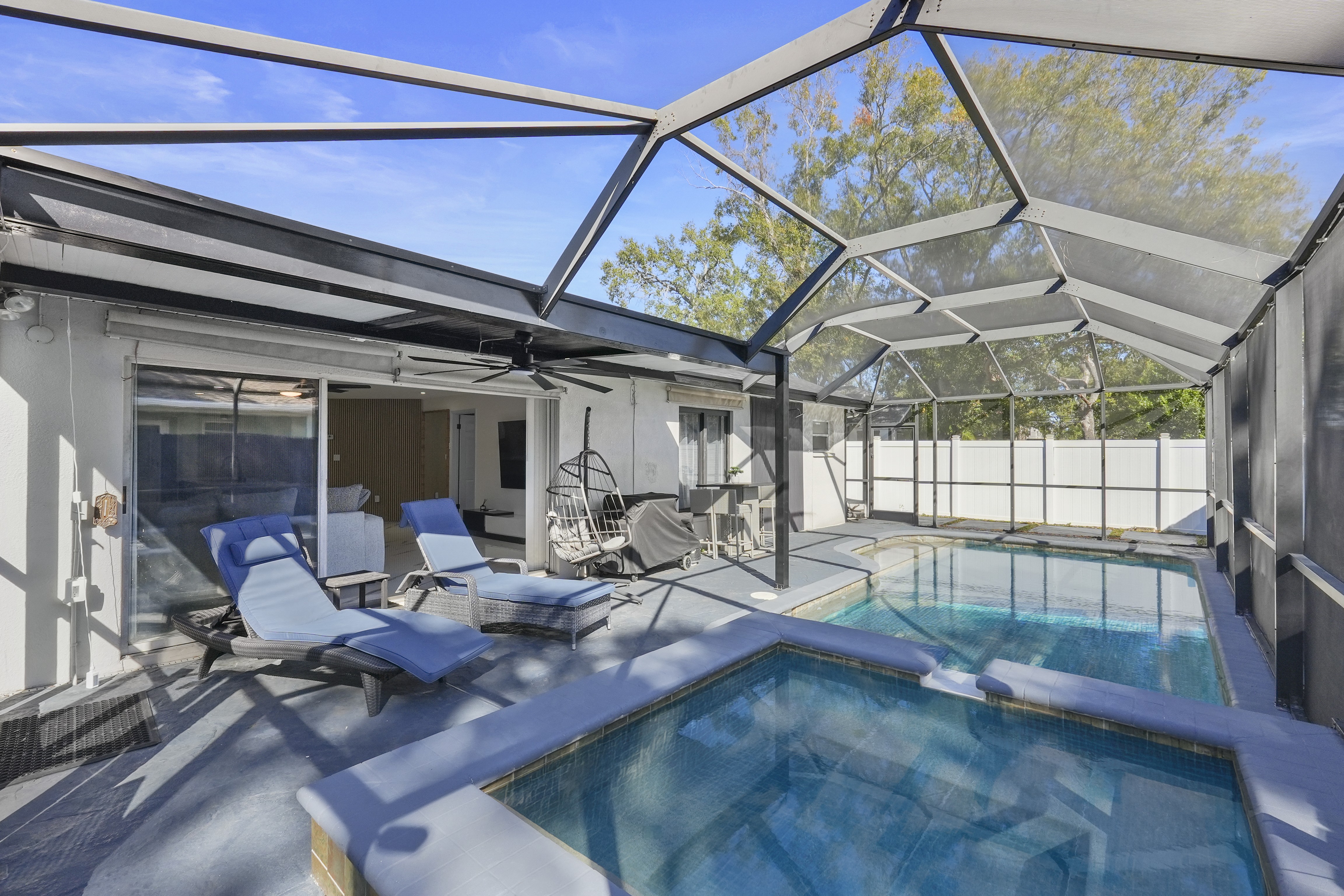 Private Pool Suite - one mile from Raymond James - photo 4