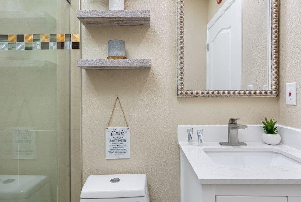 Estantes y lavabo del baño