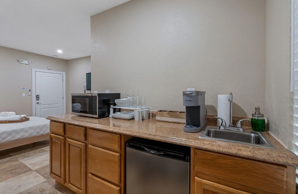 Encimera de la kitchenette con mini nevera